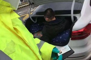 上海一客车撞护栏致1死2伤，交通安全问题再敲警钟