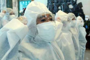 一线疫情防控人员，被神化的牺牲者与未被看见的普通人