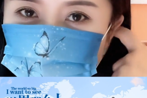 口罩下的微笑