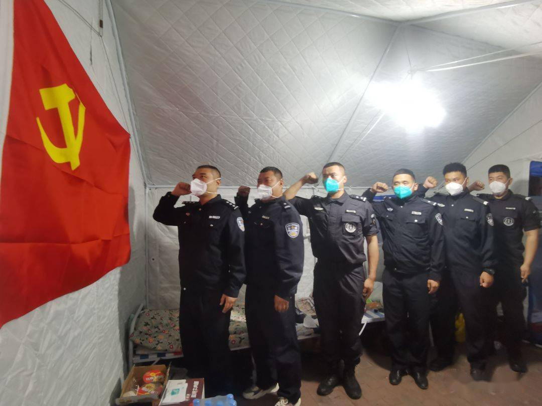 江苏店铺挂国旗共克时艰
