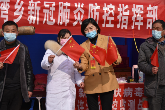 江苏店铺挂国旗共克时艰