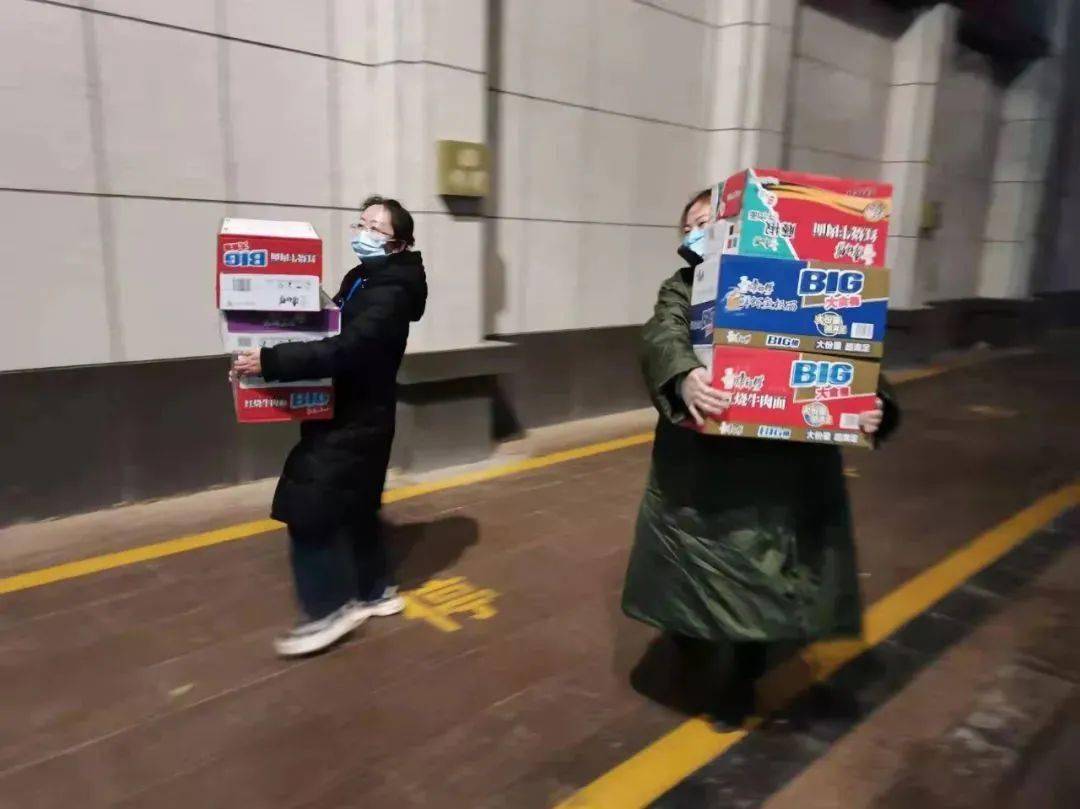 江苏店铺挂国旗共克时艰