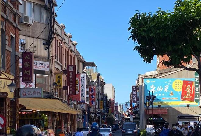 疫情下的沈阳东顺城街，封闭之路与希望之光并存