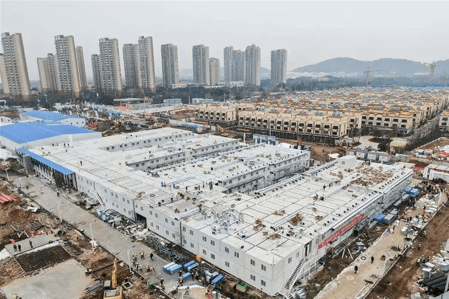 疫情下的沈阳东顺城街，封闭之路与希望之光并存