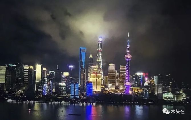 疫情下的双城记，重庆与上海的坚韧与希望