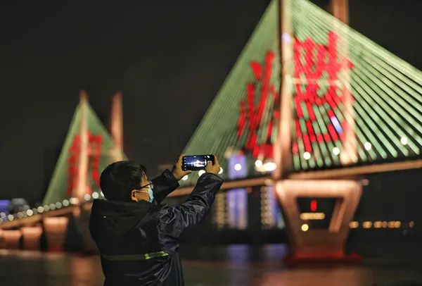 武汉市封城时刻，疫情初期的关键决策与深远影响