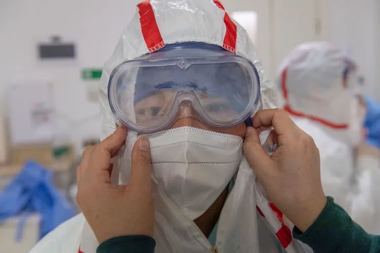 当口罩成为记忆，人类如何重新定义解封后的世界