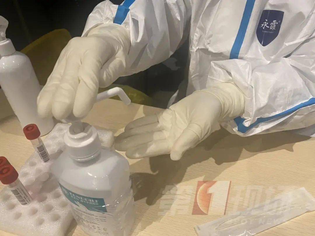 白衣执甲，疫情下那些被消毒水浸泡的温柔