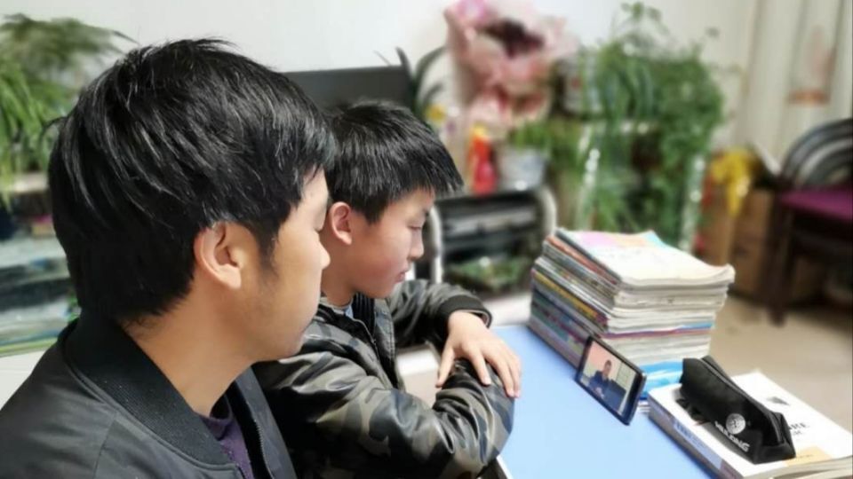网课时代，一位父亲的教育突围战