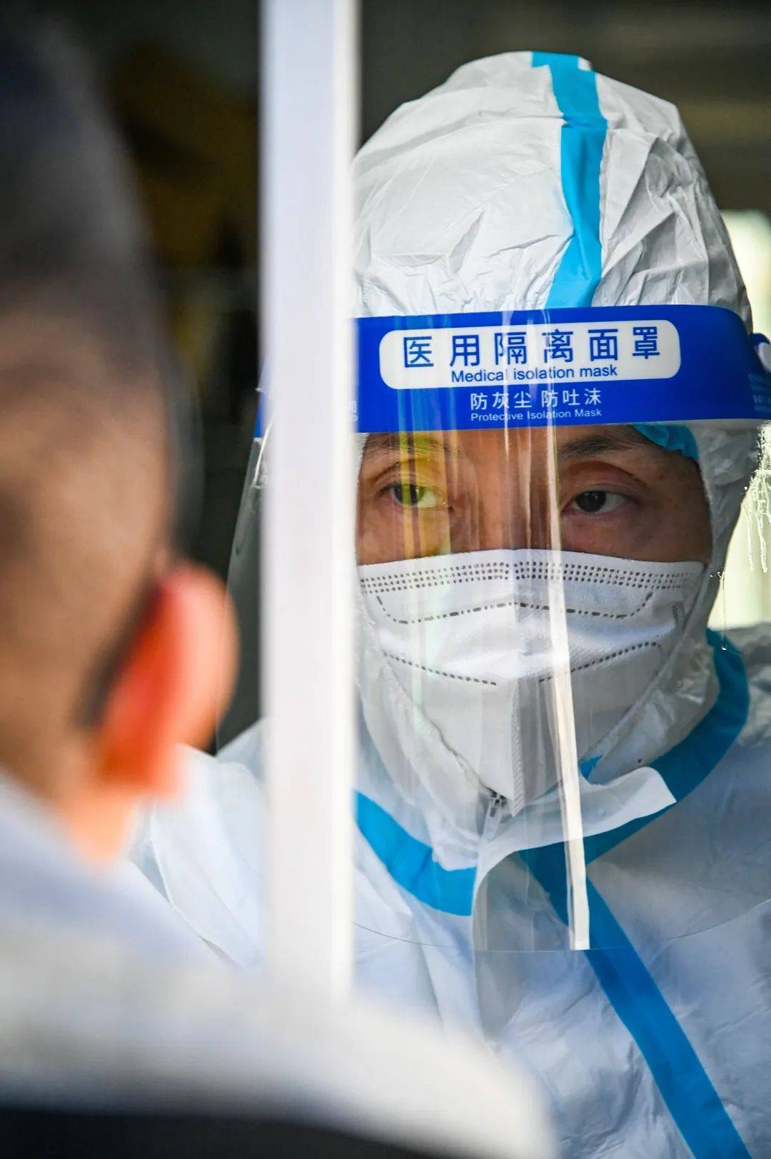 谁在守护我们的健康防线？——揭秘一线疫情防控工作人员的多元面孔