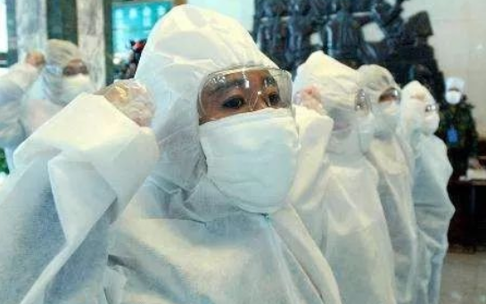 一线疫情防控人员，被神化的牺牲者与未被看见的普通人