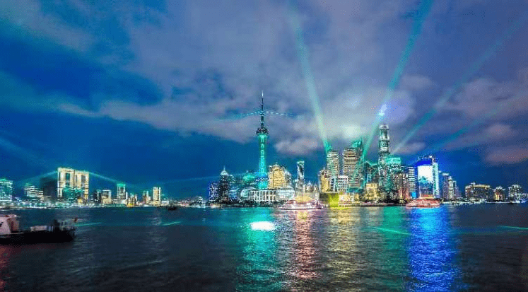黄浦江畔的静默与回响，上海疫情下的城市记忆切片