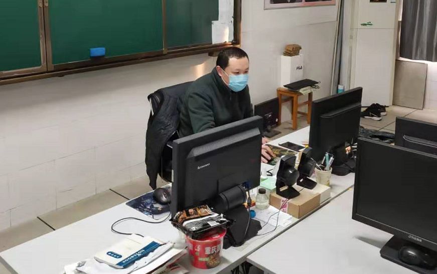 三尺讲台上的隐形战士，疫情防控中教师的双重身份解码