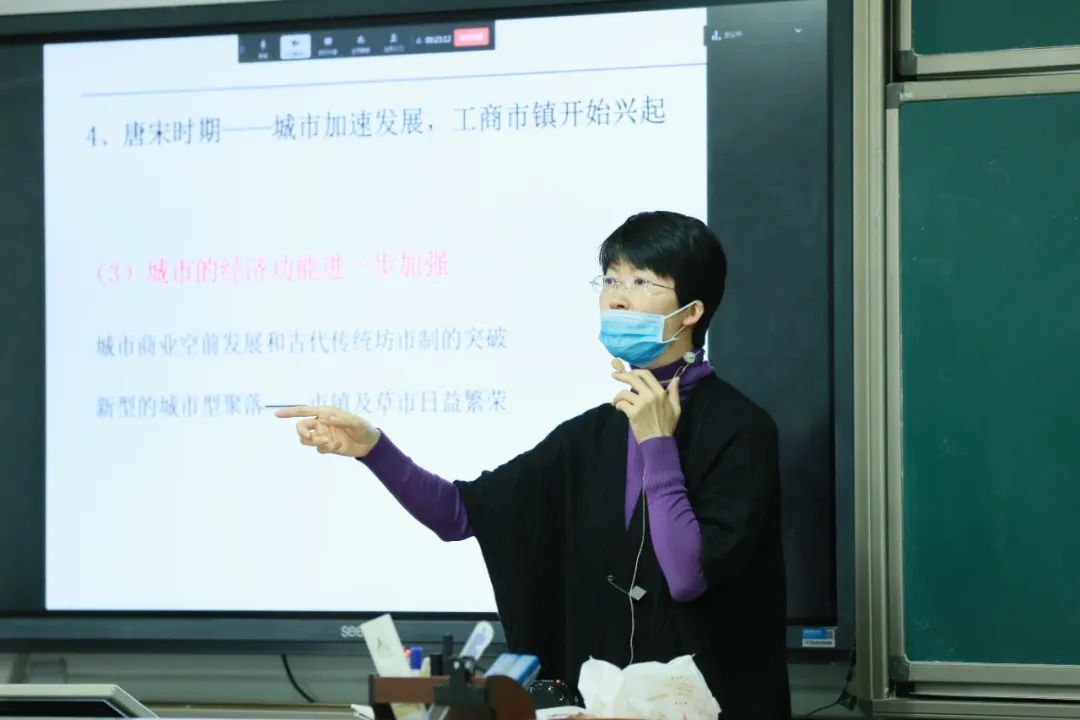 三尺讲台上的隐形战士，疫情防控中教师的双重身份解码