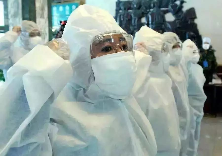 白袍之下，疫情中那些未被讲述的凡人史诗