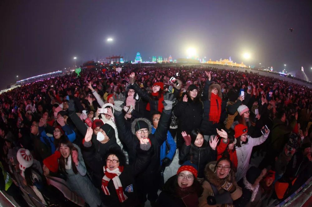 国门重开之后，一场没有观众的自由狂欢
