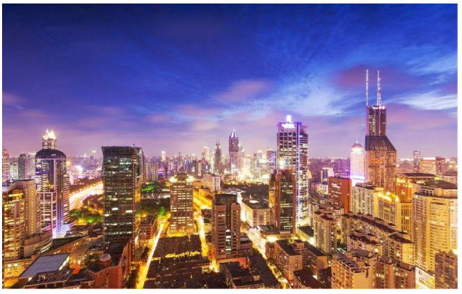上海疫情下的福州路，城市记忆与希望之光交织
