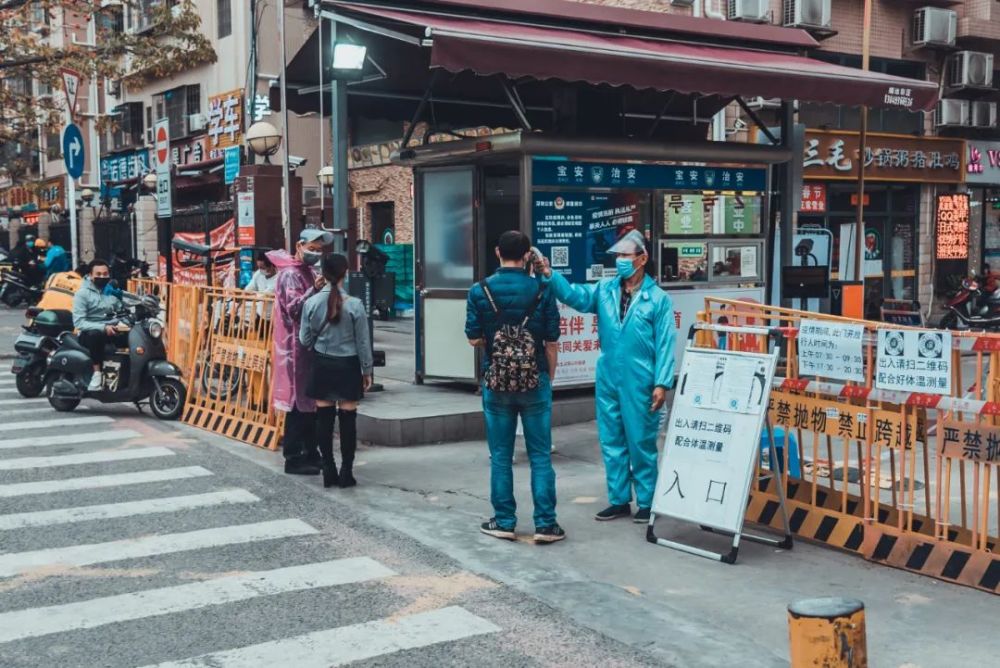上海疫情下的福州路，城市记忆与希望之光交织
