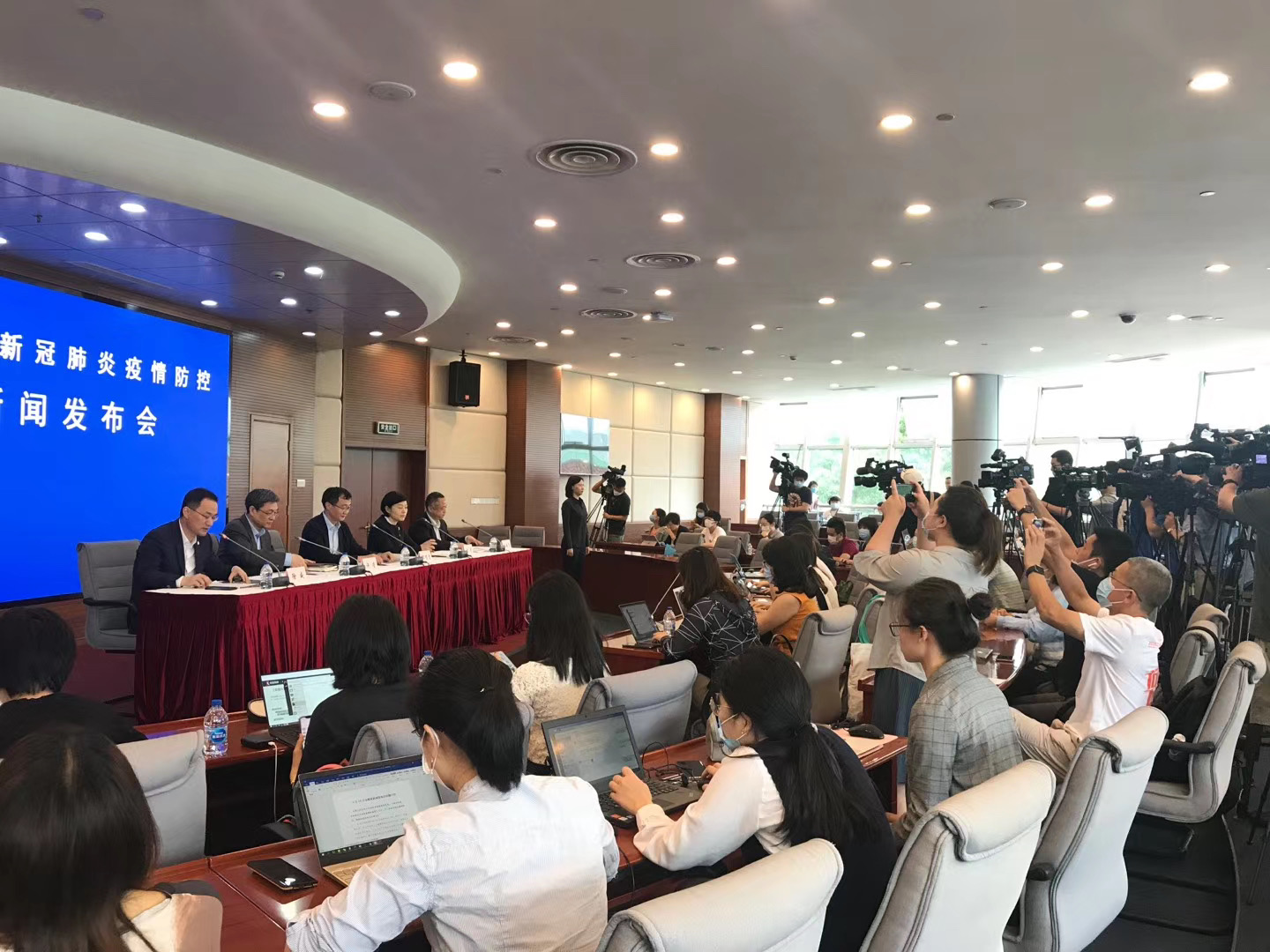 上海抗疫新闻发布会，透明沟通共筑信心防线